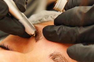 procedimiento de microblading de cejas, salón foto