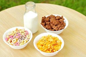tazones con diferentes tipos de productos de cereales para el desayuno, tazones blancos con desayuno foto