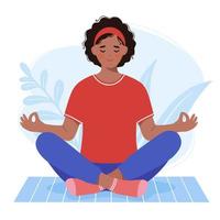 una joven de piel oscura medita mientras se sienta en una alfombra de yoga vector