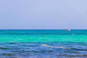 barcos yates entre la isla de cozumel y playa del carmen mexico. foto