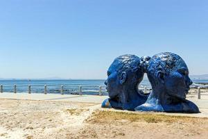 ciudad del cabo sudáfrica 17 de enero de 2018 estatua de cabezas azules en ciudad del cabo. arte de sudáfrica. foto