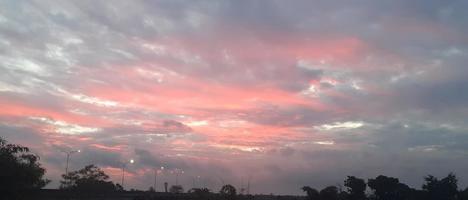 puesta de sol en la carretera de peaje foto