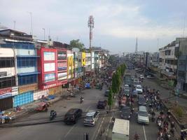 medan, indonesia - 24 de marzo de 2022 el tráfico de la mañana en la calle coronel yos sudarso brayan fue tomado desde la parte superior de la mosca sobre brayan foto