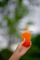 manos y delicioso jugo de naranja para beber alimentos saludables ideas para bebidas foto