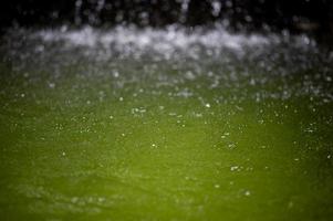 el agua verde esmeralda detiene el agua refrescante de fuentes de agua naturales. foto