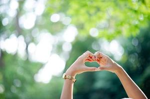 forma de corazón hecha a mano para dar a los amantes en el día del amor día del amor foto