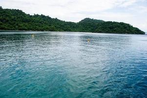 el mar y las montañas son hermosos en la abundante naturaleza. foto