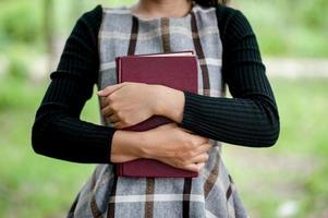 concepto de educación de imágenes y libros de mano con espacio de copia foto