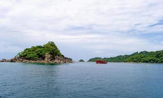 agua de mar y hermosas montañas verdes foto