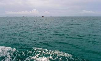 el mar y el cielo azul son los más hermosos. foto