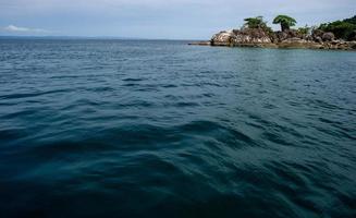 el hermoso mar y las hermosas montañas, el área para que los turistas visiten la belleza foto