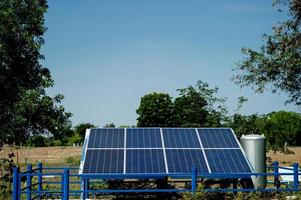 Las celdas solares convierten la energía solar del sol en energía. concepto de celda solar con espacio de copia foto