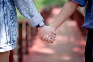 la pareja cogida de la mano muestra amor en el día del amor. el dia del amor - imagen foto