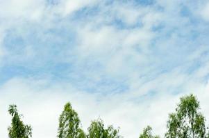 el cielo y las nubes azules en un cielo azul brillante y hermosas nubes foto