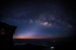 vía láctea con la verdadera pequeña estrella fugaz foto