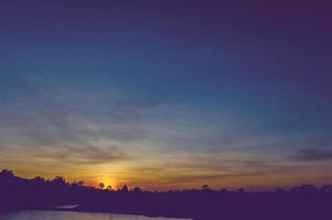 luz del atardecer en el concepto de cielo nocturno foto