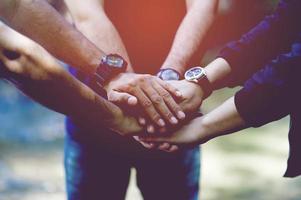 trabajo en equipo y unidad trabajo en equipo, apretón de manos en el concepto de equipo de equipo foto