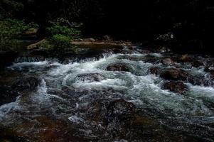cascada natural, río de hombro, a través de la cima de la montaña foto