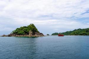 agua de mar y hermosas montañas verdes foto