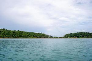 mar verde y montañas, hermosa naturaleza foto