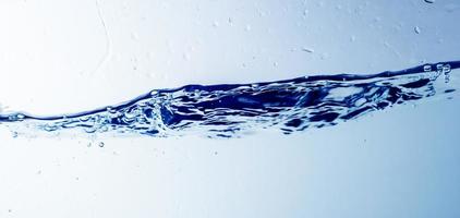 agua y burbujas en el fondo del agua azul foto