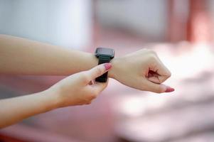 sus manos y reloj de pulsera negro sabiendo el tiempo, el concepto, el tiempo foto