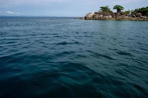 el hermoso mar y las hermosas montañas, el área para que los turistas visiten la belleza foto