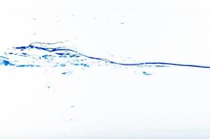 agua y burbujas en el fondo del agua azul foto