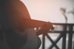 mano y guitarra acústica de un guitarrista profesional foto