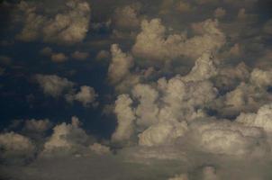 varias nubes en el cielo foto