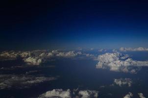 densas nubes y cielo azul foto