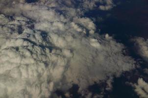 nubes grises en el cielo foto