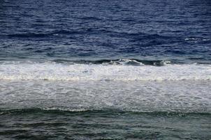 olas bajas y suaves en el océano foto