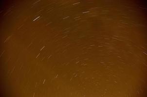 órbitas estelares en la noche foto