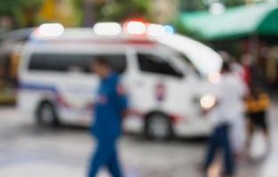 ambulancia respondiendo a una llamada de emergencia foto