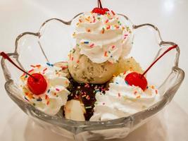 bolas de helado con cereza foto