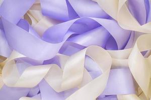 cinta lila y beige en taller de costura foto