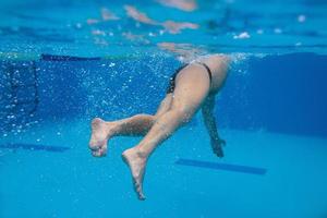 deportista caucásico nadando en la piscina bajo el agua foto