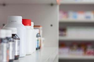 botellas en el estante de la tienda de farmacia foto