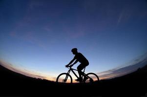 ciclistas de montaña en la noche foto