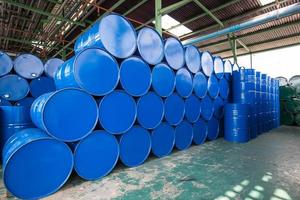 barriles de petróleo bidones azules o químicos foto