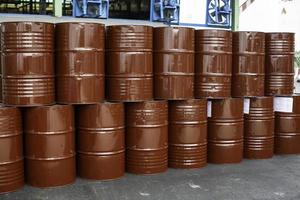 barriles de petróleo rojos o bidones químicos apilados verticalmente.
