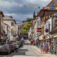 Totnes, Devon, Reino Unido, 2012. Vista de la calle principal de Totnes el 29 de julio de 2012. Desconocidos foto