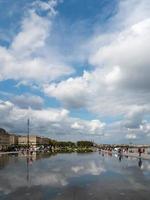 burdeos, francia, 2016. miroir d'eau en place de la bourse en burdeos foto