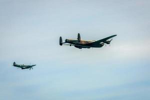 avro lancaster y spitfire mk1 en airbourne foto