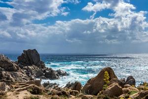 olas golpeando la costa en capo testa cerdeña foto