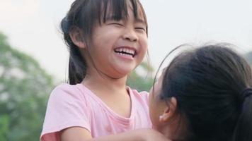 la pequeña hija feliz abraza y besa a su madre en el parque. concepto de relación familiar video