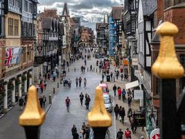 Chester, Cheshire, Reino Unido, 2012. gente de compras en el centro de la ciudad de Chester foto