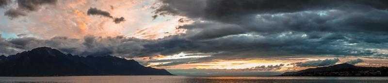 puesta de sol sobre el lago de ginebra en montreux foto