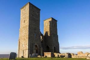 reculver, inglaterra, reino unido, 2008. restos de torres de iglesia reculver bañadas por el sol de la tarde en invierno en reculver en kent el 10 de diciembre de 2008 foto